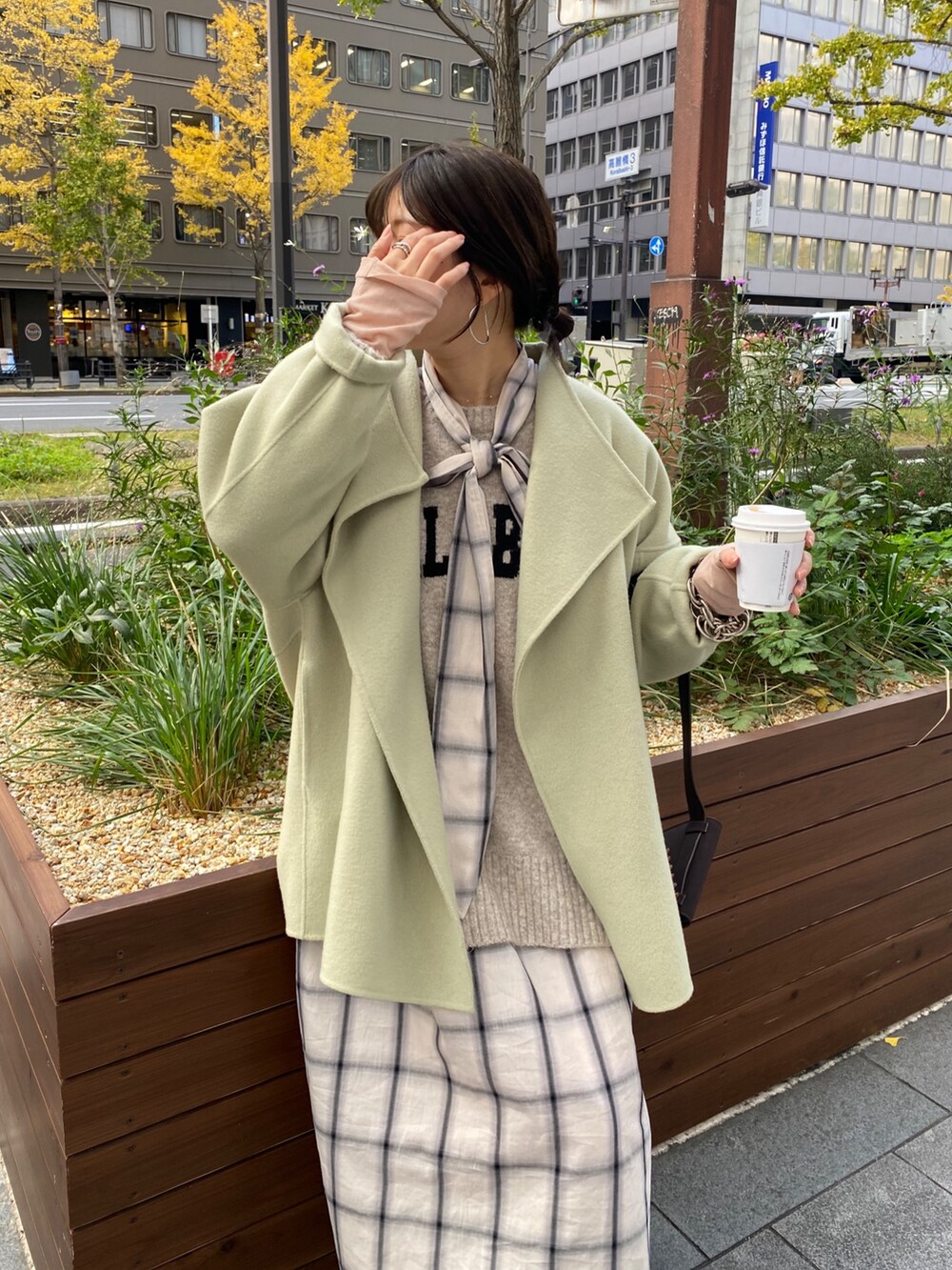 ホワイト系のワンピース、ホワイト系のニット/セーター、ブラウン系のブーツを着用したレディースの冬コーディネートの4枚目の写真