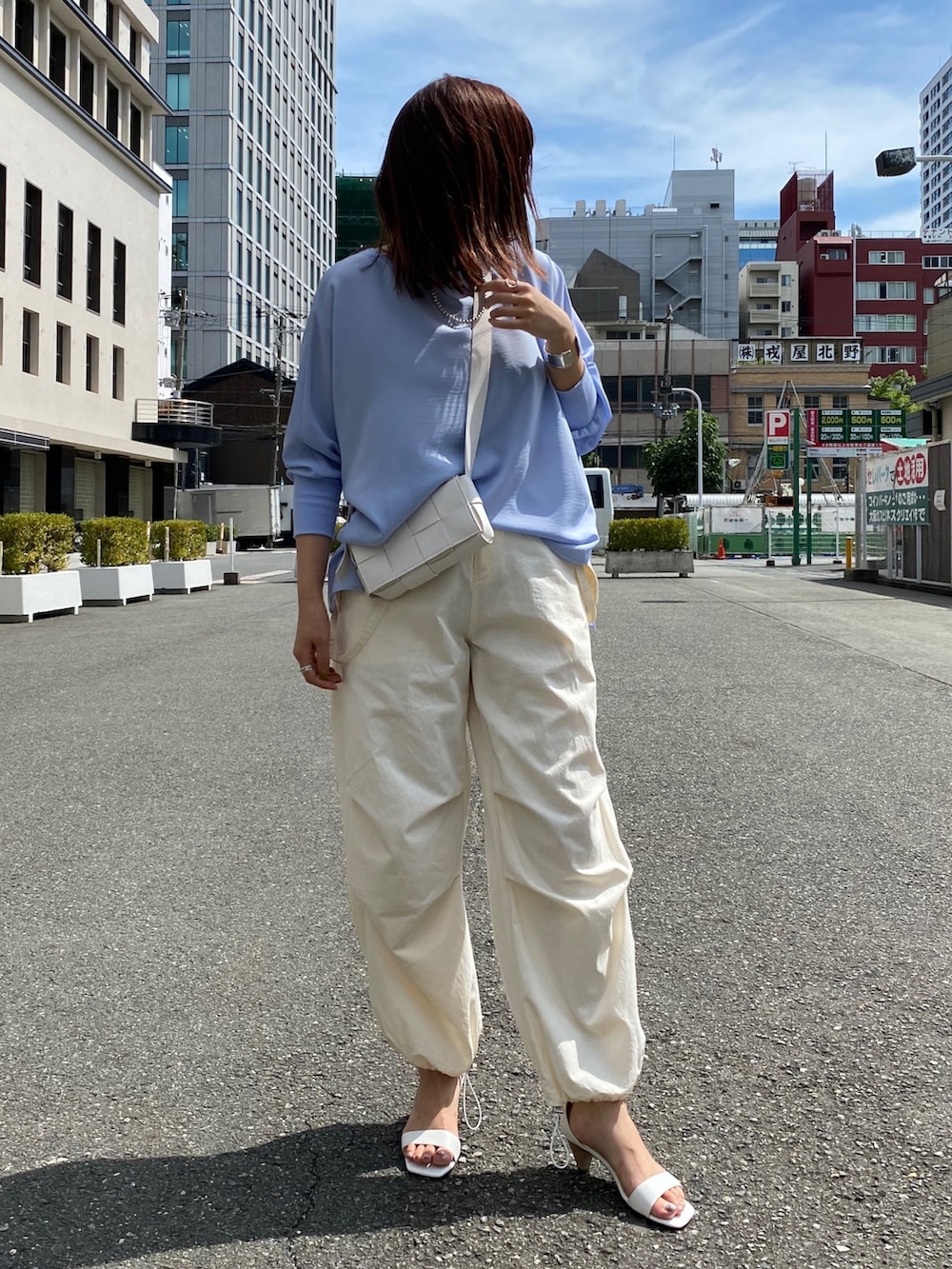 ブルー系のシャツ/ブラウス、ホワイト系のその他パンツ、ホワイト系のトートバッグを着用したレディースの夏コーディネートの3枚目の写真