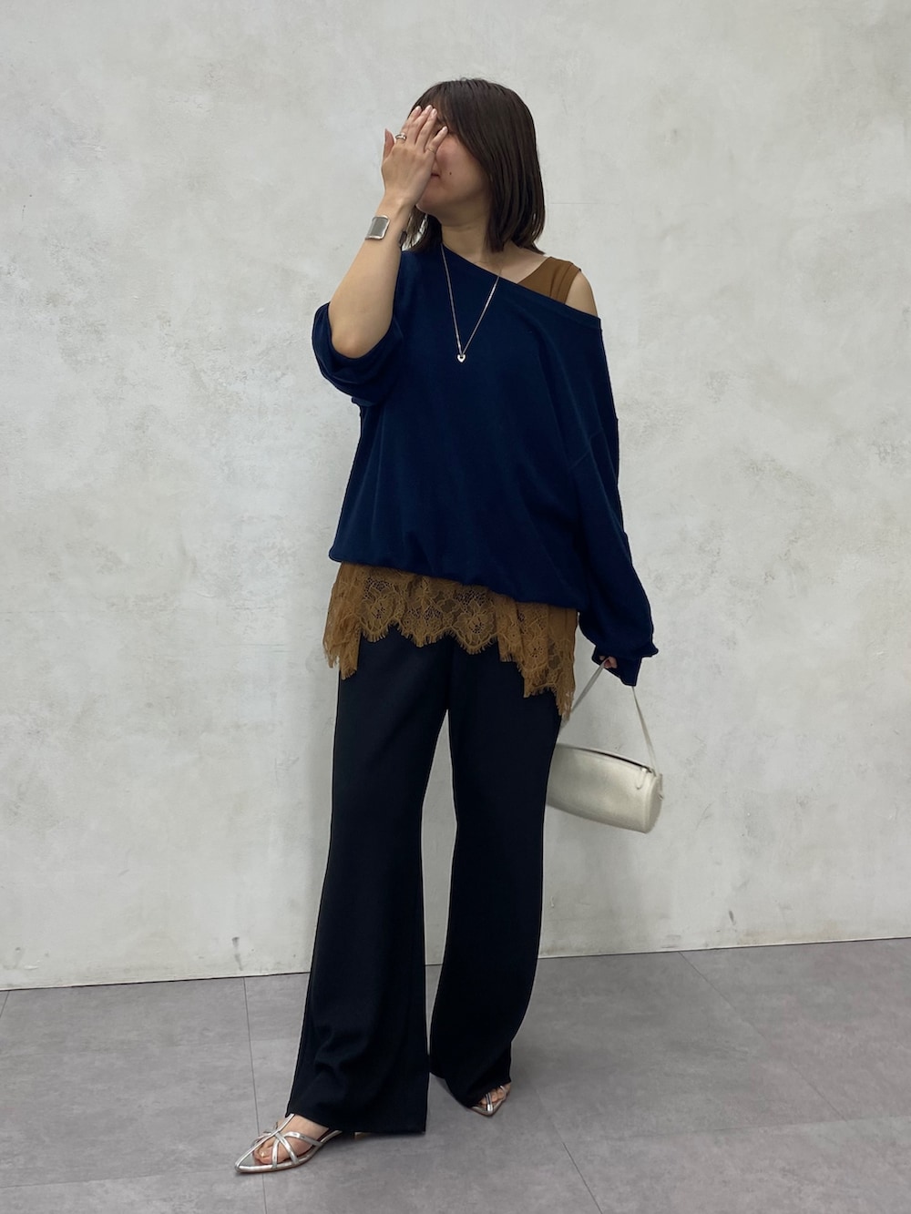 ブルー系のTシャツ/カットソー、ブラウン系のTシャツ/カットソー、ブラック系のその他パンツを着用したレディースの春コーディネートの4枚目の写真