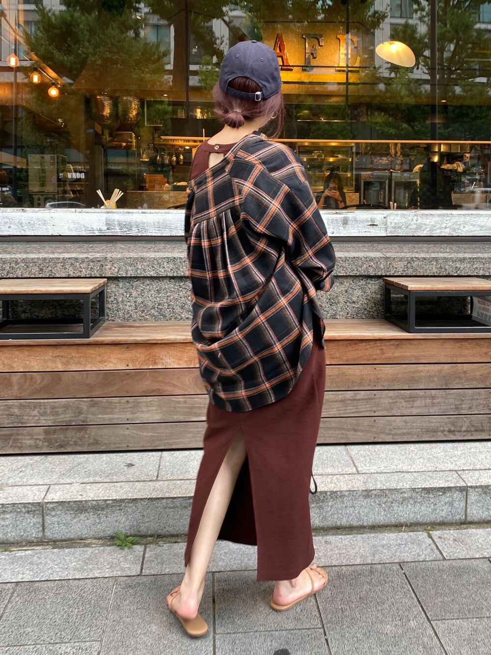 ブラック系のシャツ/ブラウス、ブラック系のショルダーバッグ、ブラウン系のワンピースを着用したレディースの夏コーディネートの3枚目の写真