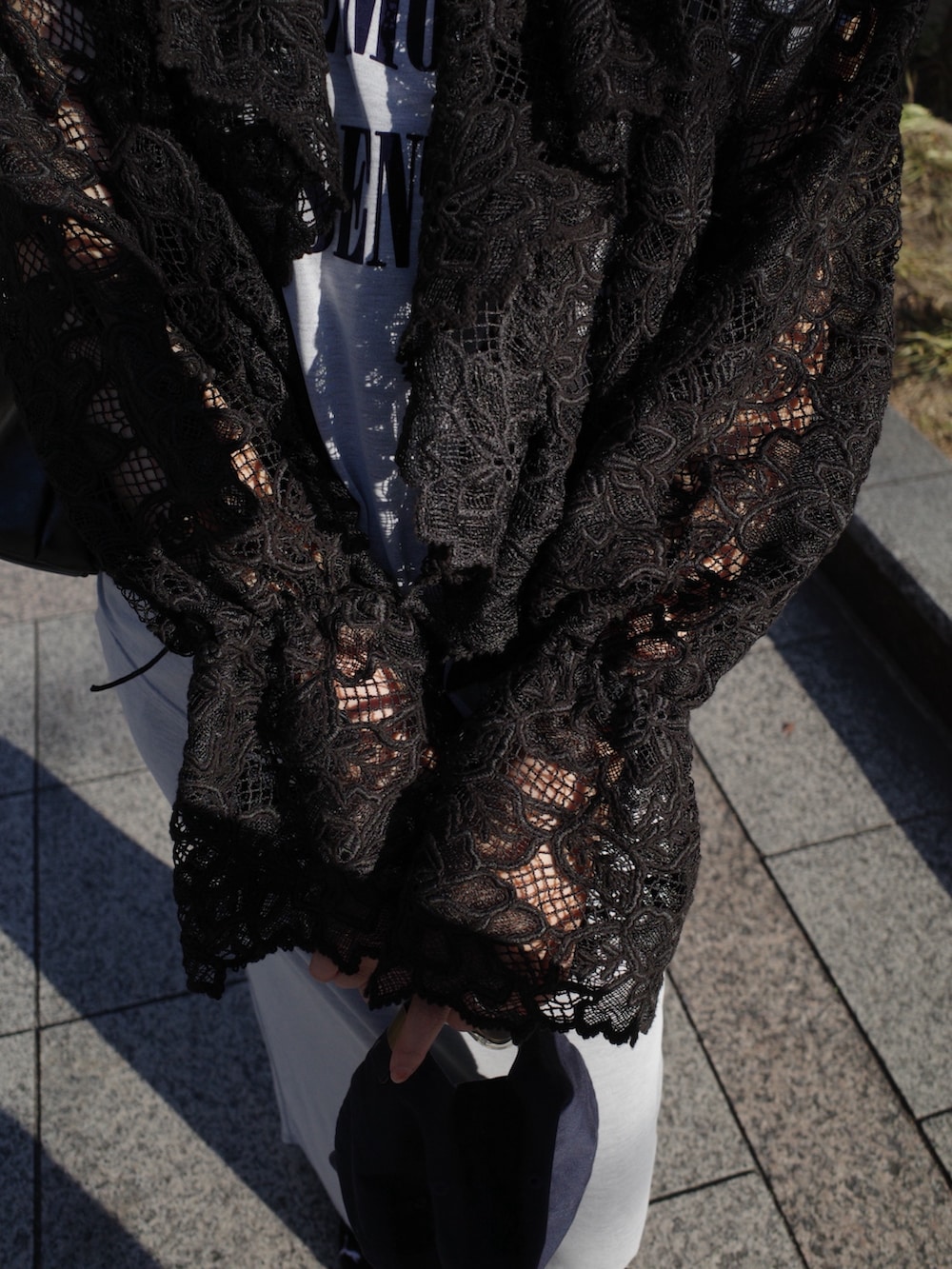 ブラック系のシャツ/ブラウス、グレー系のTシャツ/カットソー、グレー系のスカートを着用したレディースの春コーディネートの3枚目の写真