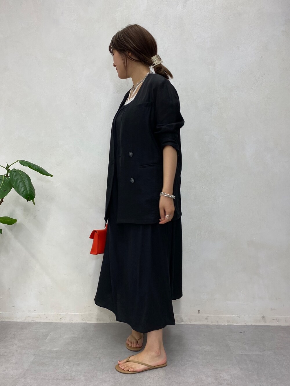 ブラック系のブルゾン、ブラック系のワンピース、ホワイト系のタンクトップを着用したレディースの夏コーディネートの5枚目の写真