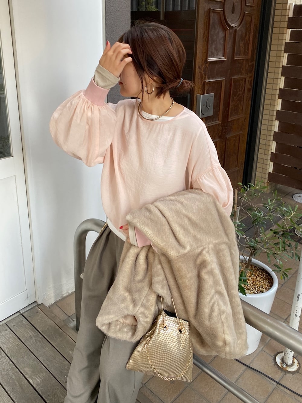 ピンク系のシャツ/ブラウス、グレー系のTシャツ/カットソーを着用したレディースの春コーディネートの5枚目の写真