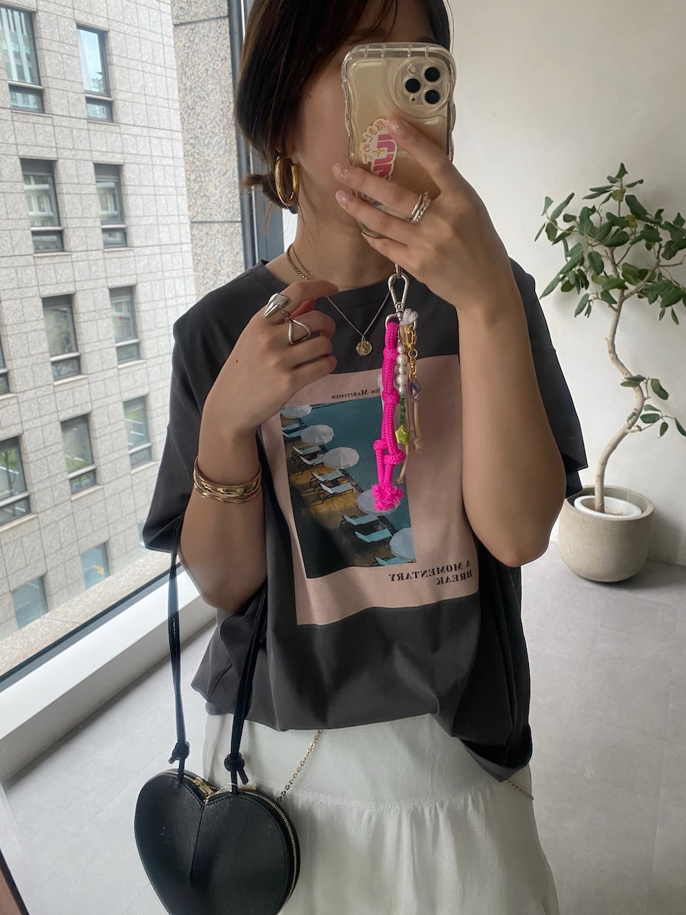 イエロー系のテーラードジャケット、ホワイト系のTシャツ/カットソー、ホワイト系のスカートを着用したレディースの春コーディネートの4枚目の写真