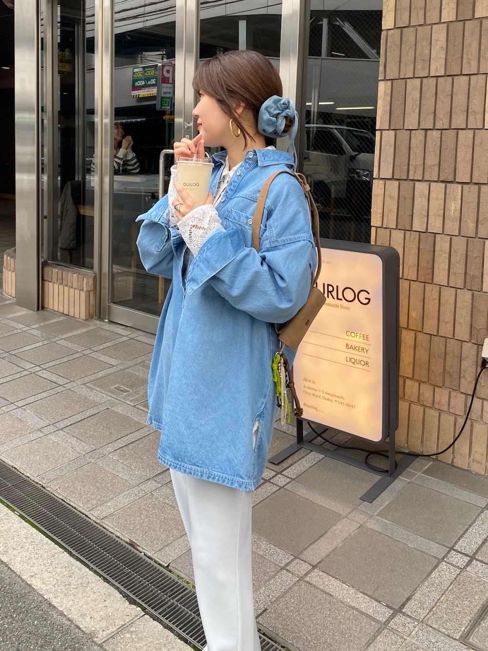 ホワイト系のシャツ/ブラウス、ブルー系のシャツ/ブラウス、ブルー系のその他パンツを着用したレディースの春コーディネートの9枚目の写真