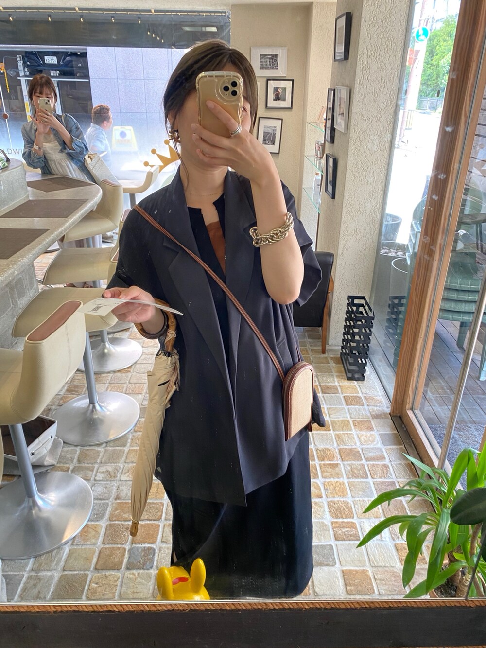 ブラック系のワンピース、ブラウン系のTシャツ/カットソーを着用したレディースの夏コーディネートの5枚目の写真