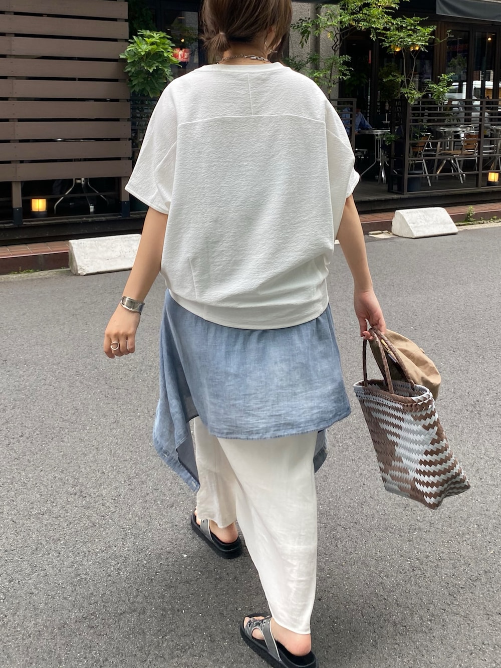 ホワイト系のTシャツ/カットソー、ホワイト系のスカート、ブルー系のシャツ/ブラウスを着用したレディースの夏コーディネートの8枚目の写真