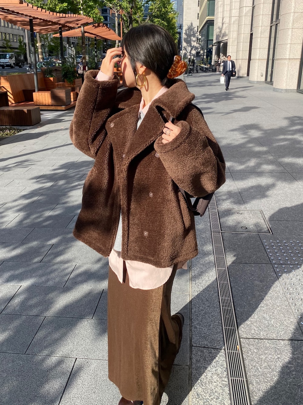 ブラウン系のその他アウター、グレー系のニット/セーター、ピンク系のシャツ/ブラウスを着用したレディースの冬コーディネートの4枚目の写真