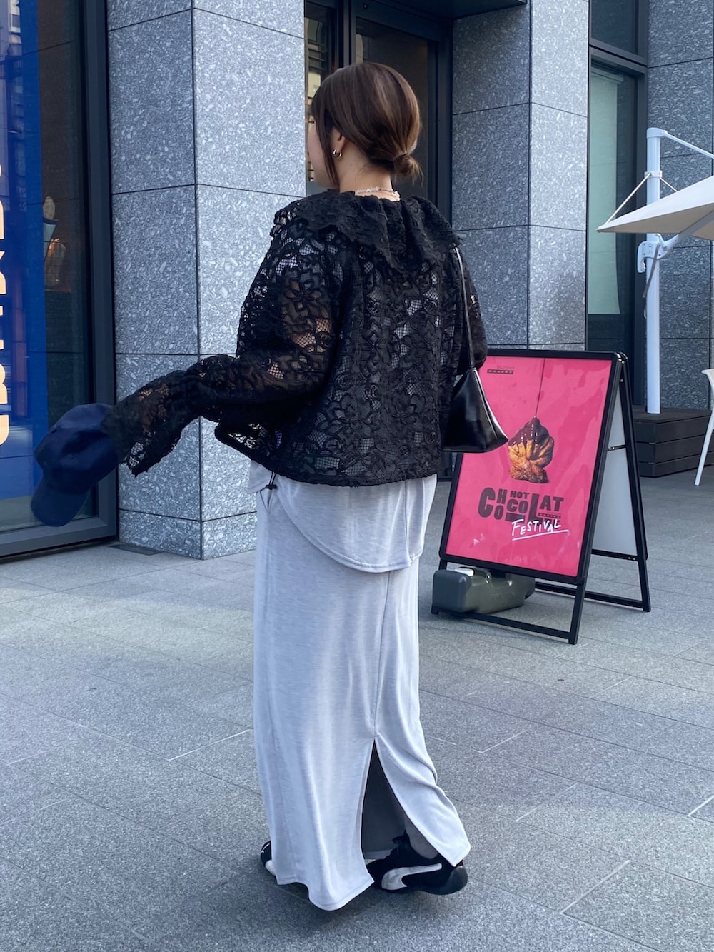 ブラック系のシャツ/ブラウス、グレー系のTシャツ/カットソー、グレー系のスカートを着用したレディースの春コーディネートの6枚目の写真