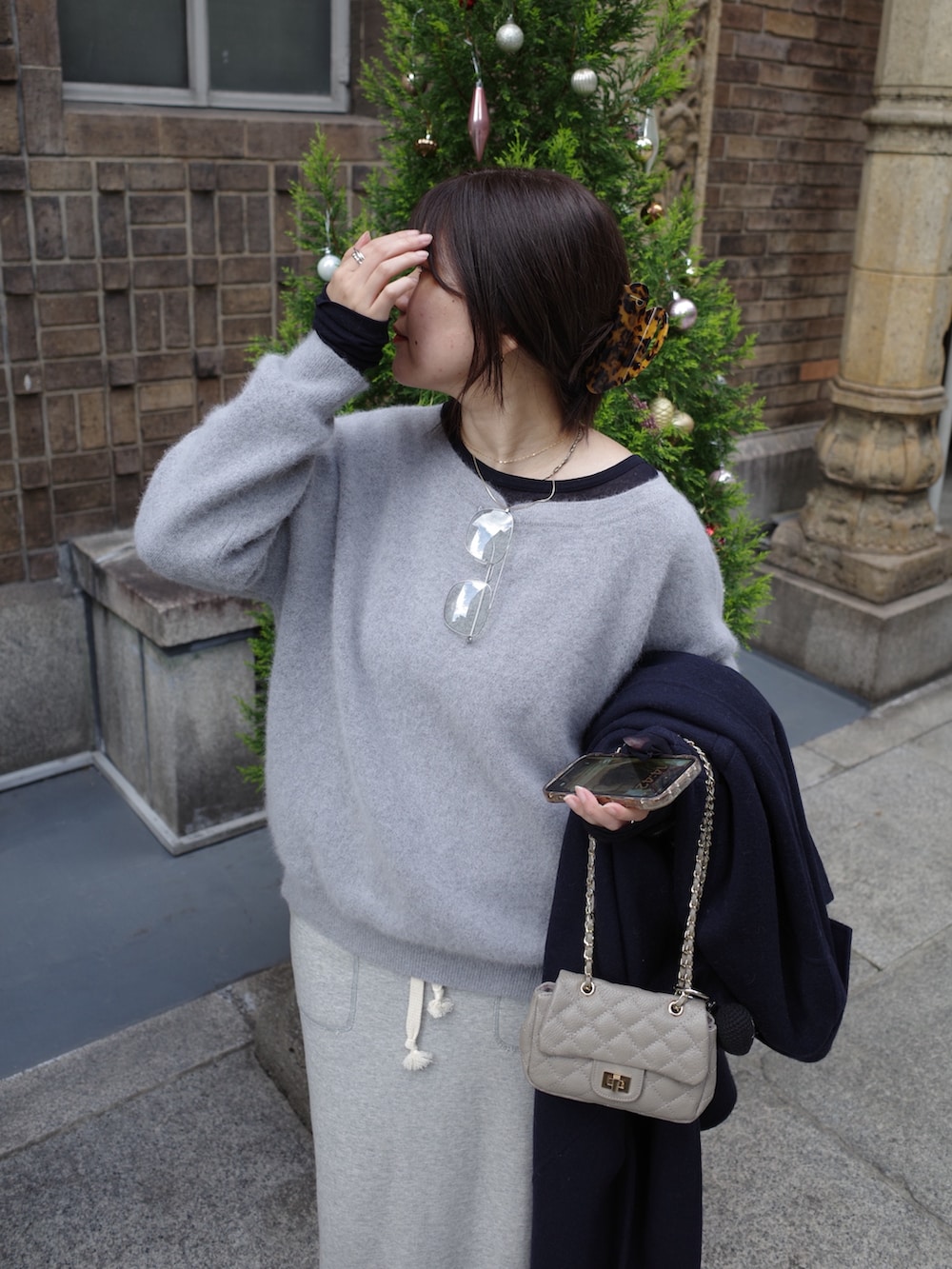 ブルー系のその他アウター、グレー系のニット/セーター、グレー系のスカートを着用したレディースの冬コーディネートの9枚目の写真