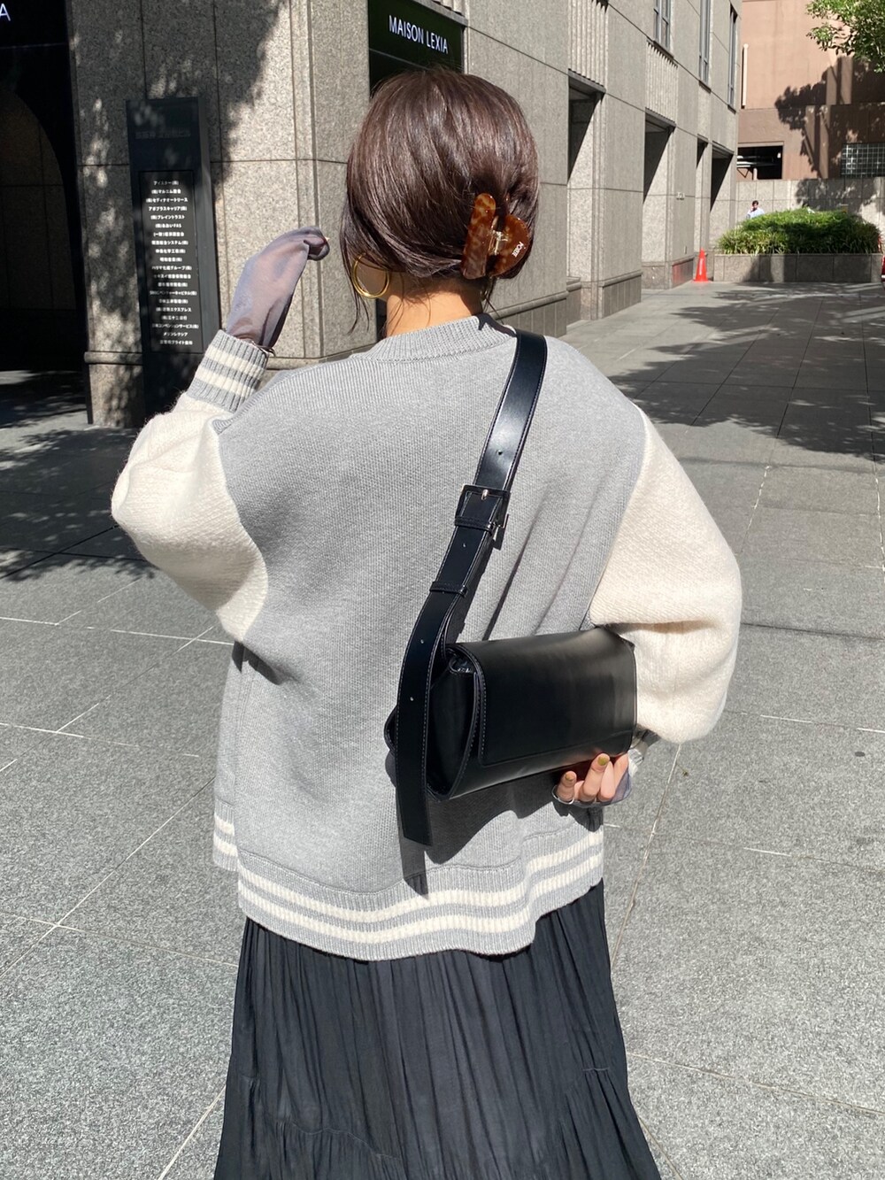 グレー系のその他アウター、ブラック系のワンピース、ブラック系のブーツを着用したレディースの秋コーディネートの5枚目の写真