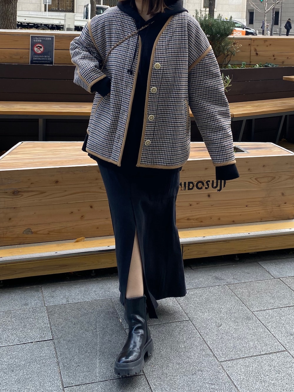 ベージュ系のその他アウター、ブラック系のスカートを着用したレディースの冬コーディネートの2枚目の写真