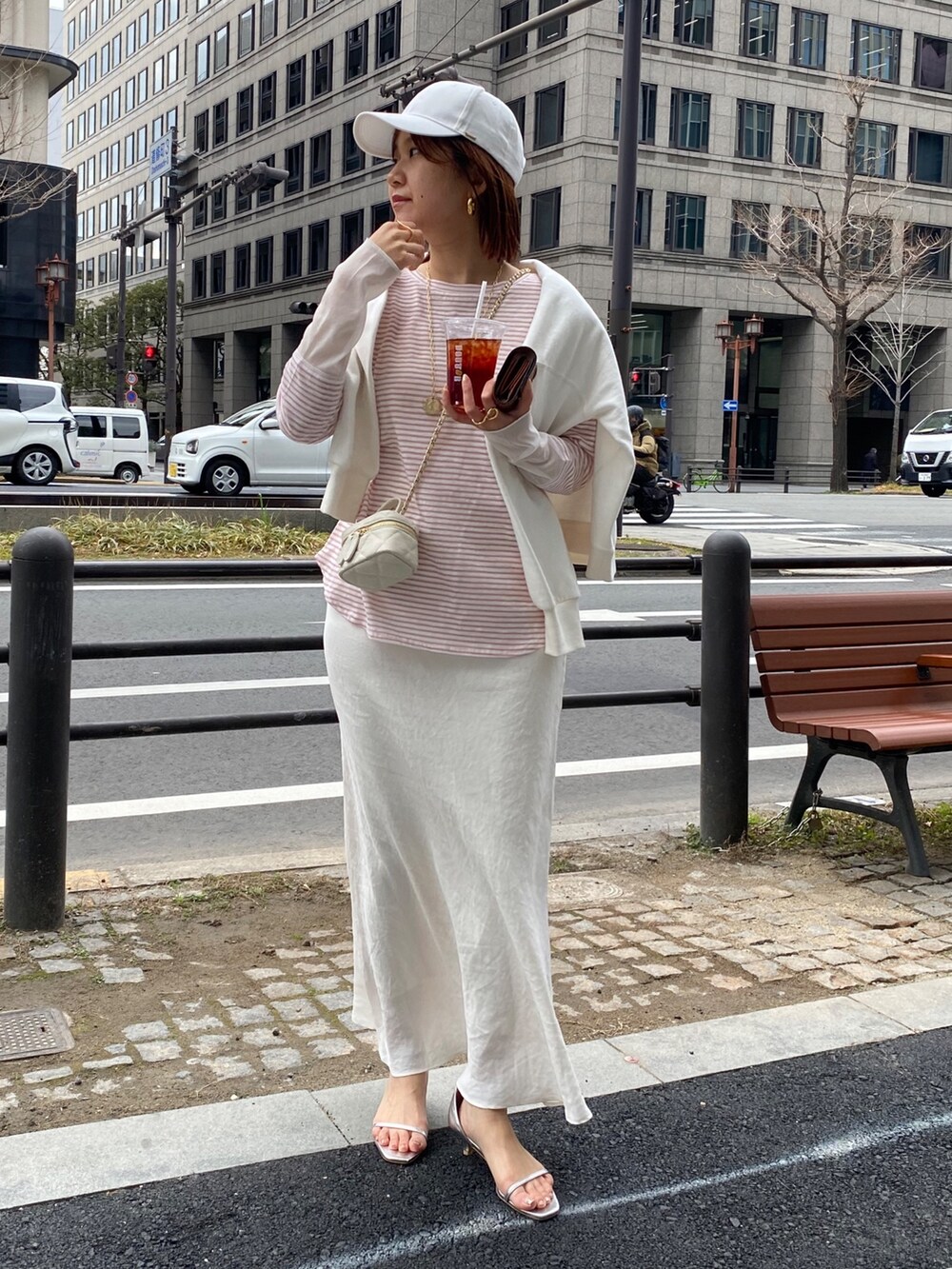 ピンク系のTシャツ/カットソー、ホワイト系のスウェット、ホワイト系のスカートを着用したレディースの春コーディネートの6枚目の写真