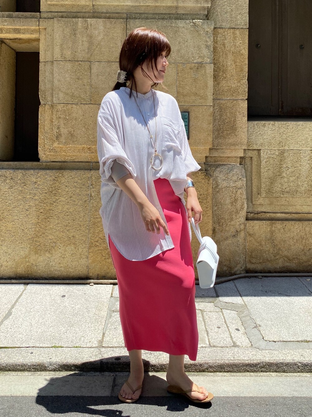 ベージュ系のシャツ/ブラウス、ピンク系のスカート、ベージュ系のその他シューズを着用したレディースの夏コーディネートの5枚目の写真