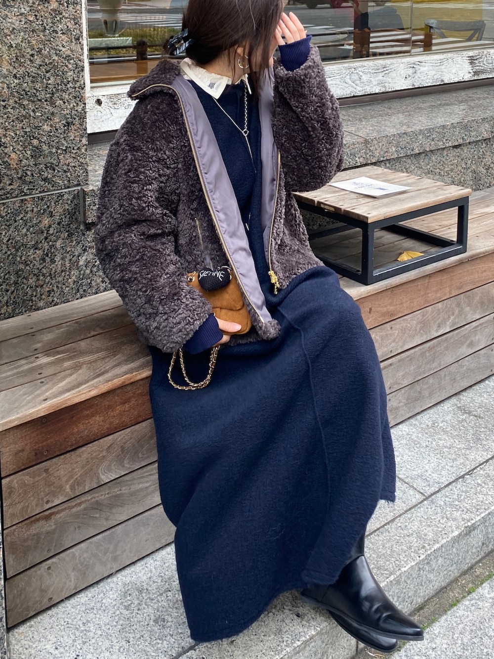 グレー系のその他アウター、ブルー系のワンピース、ホワイト系のシャツ/ブラウスを着用したレディースの冬コーディネートの8枚目の写真