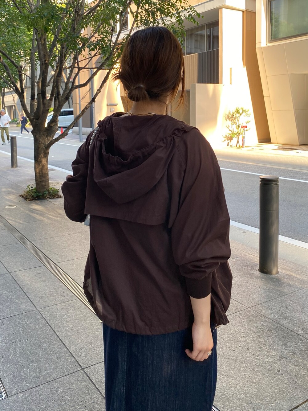 ブラウン系のその他アウター、ブルー系のワンピース、ブラウン系のタンクトップを着用したレディースの夏コーディネートの4枚目の写真