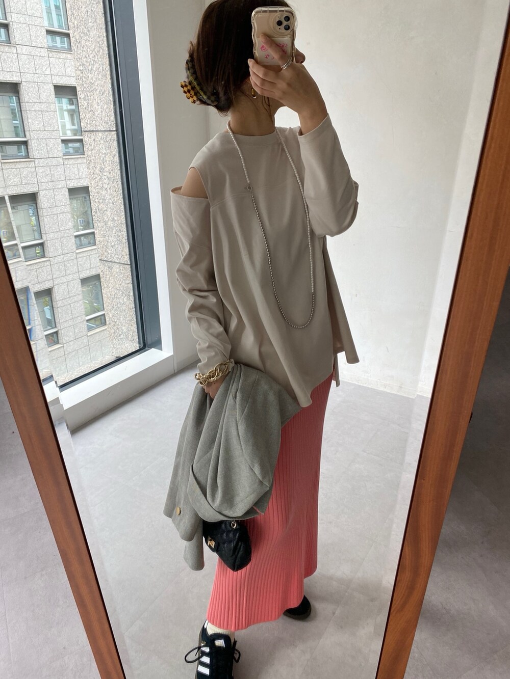 ピンク系のスカート、グレー系のテーラードジャケット、ブルー系のショルダーバッグを着用したレディースの冬コーディネートの8枚目の写真