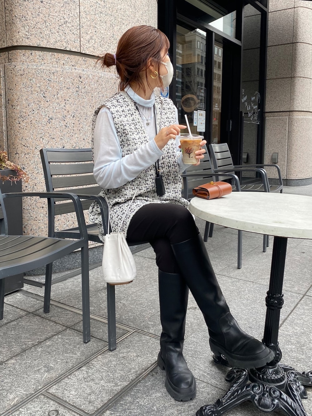 ブルー系のTシャツ/カットソー、ホワイト系のベスト、ブラック系のネックレスを着用したレディースの春コーディネートの2枚目の写真