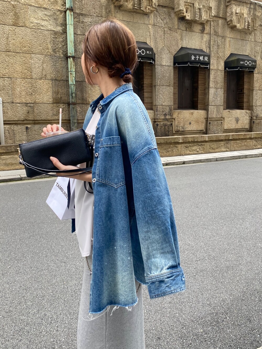 グレー系のTシャツ/カットソー、シルバー系のスカート、ブルー系のシャツ/ブラウスを着用したレディースの夏コーディネートの4枚目の写真