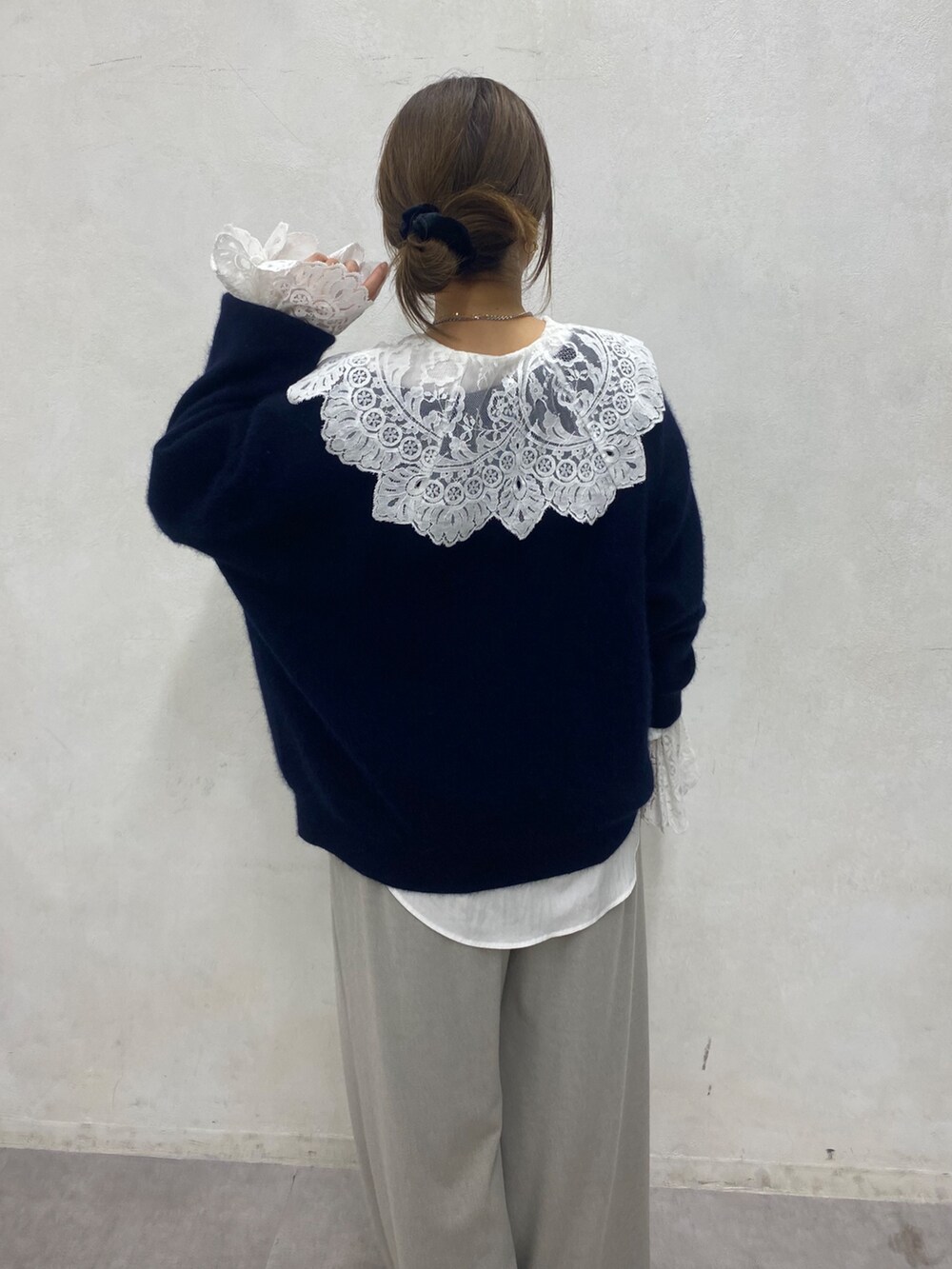 ブルー系のニット/セーター、ホワイト系のシャツ/ブラウス、グレー系のその他アウターを着用したレディースの冬コーディネートの3枚目の写真