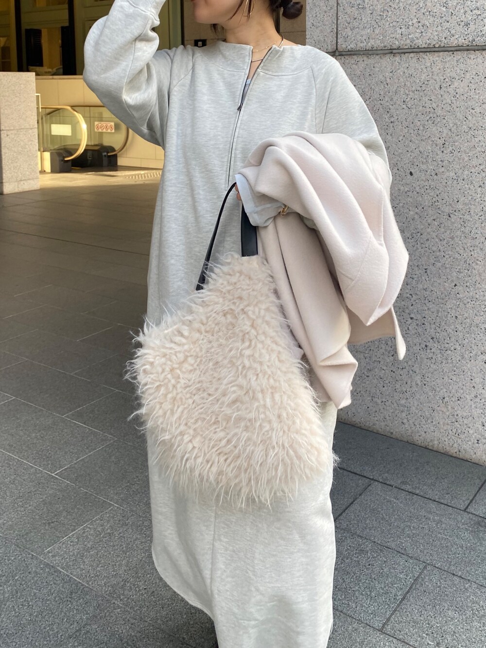 ホワイト系のその他アウター、グレー系のワンピースを着用したレディースの冬コーディネートの8枚目の写真