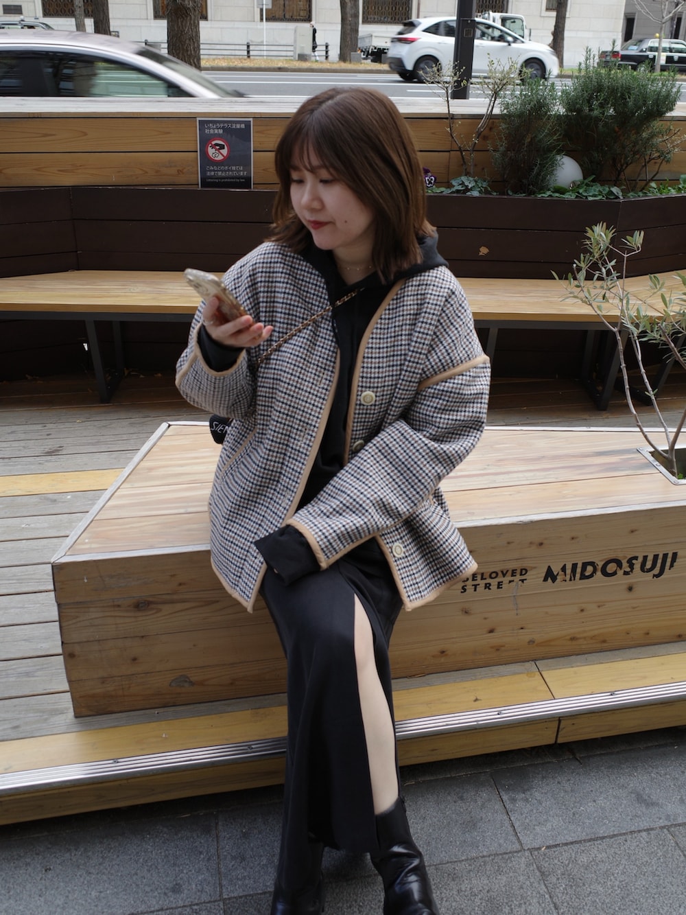 ベージュ系のその他アウター、ブラック系のスカートを着用したレディースの冬コーディネートの6枚目の写真