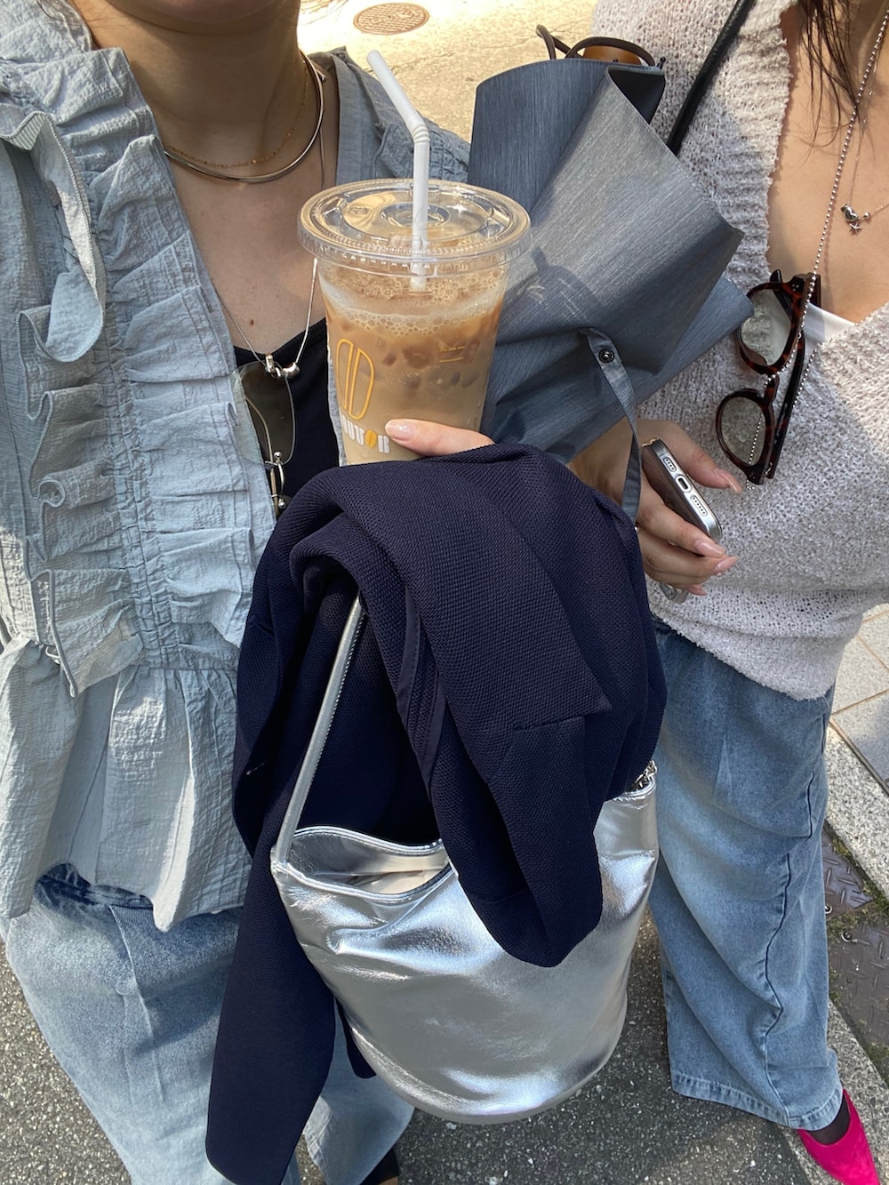 グレー系のシャツ/ブラウス、ブルー系のデニムパンツ、シルバー系のショルダーバッグを着用したレディースの夏コーディネートの9枚目の写真