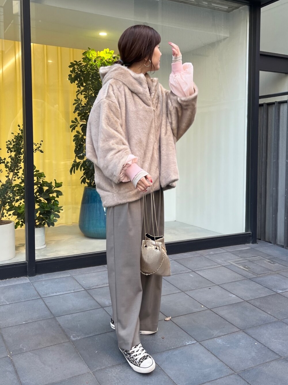 ピンク系のシャツ/ブラウス、グレー系のTシャツ/カットソーを着用したレディースの春コーディネートの9枚目の写真