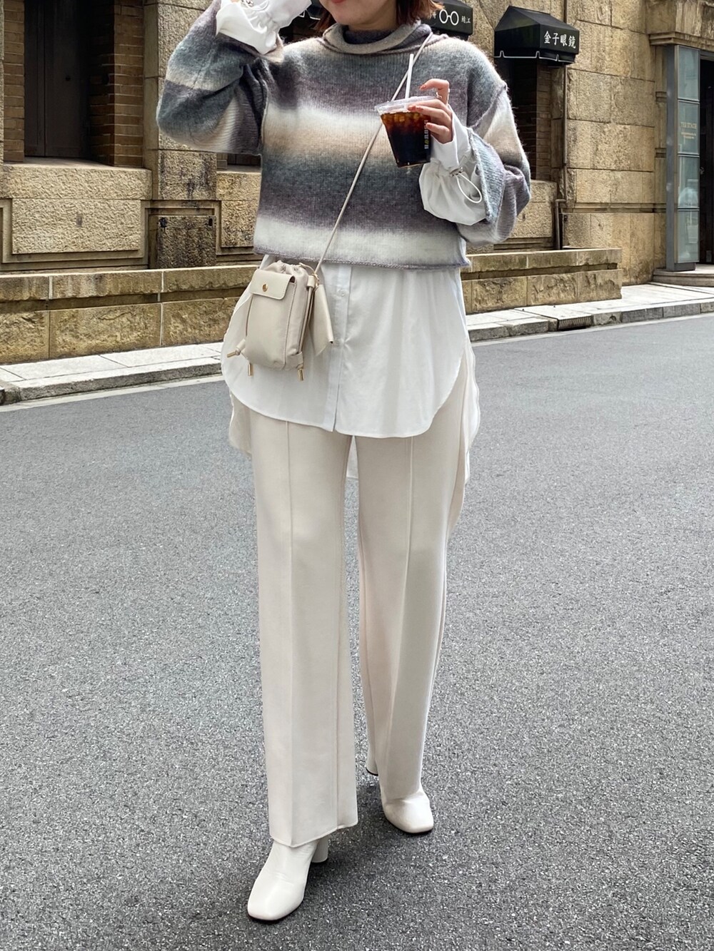 ベージュ系のニット/セーター、ホワイト系のその他パンツ、ホワイト系のトートバッグを着用したレディースの秋コーディネートの2枚目の写真