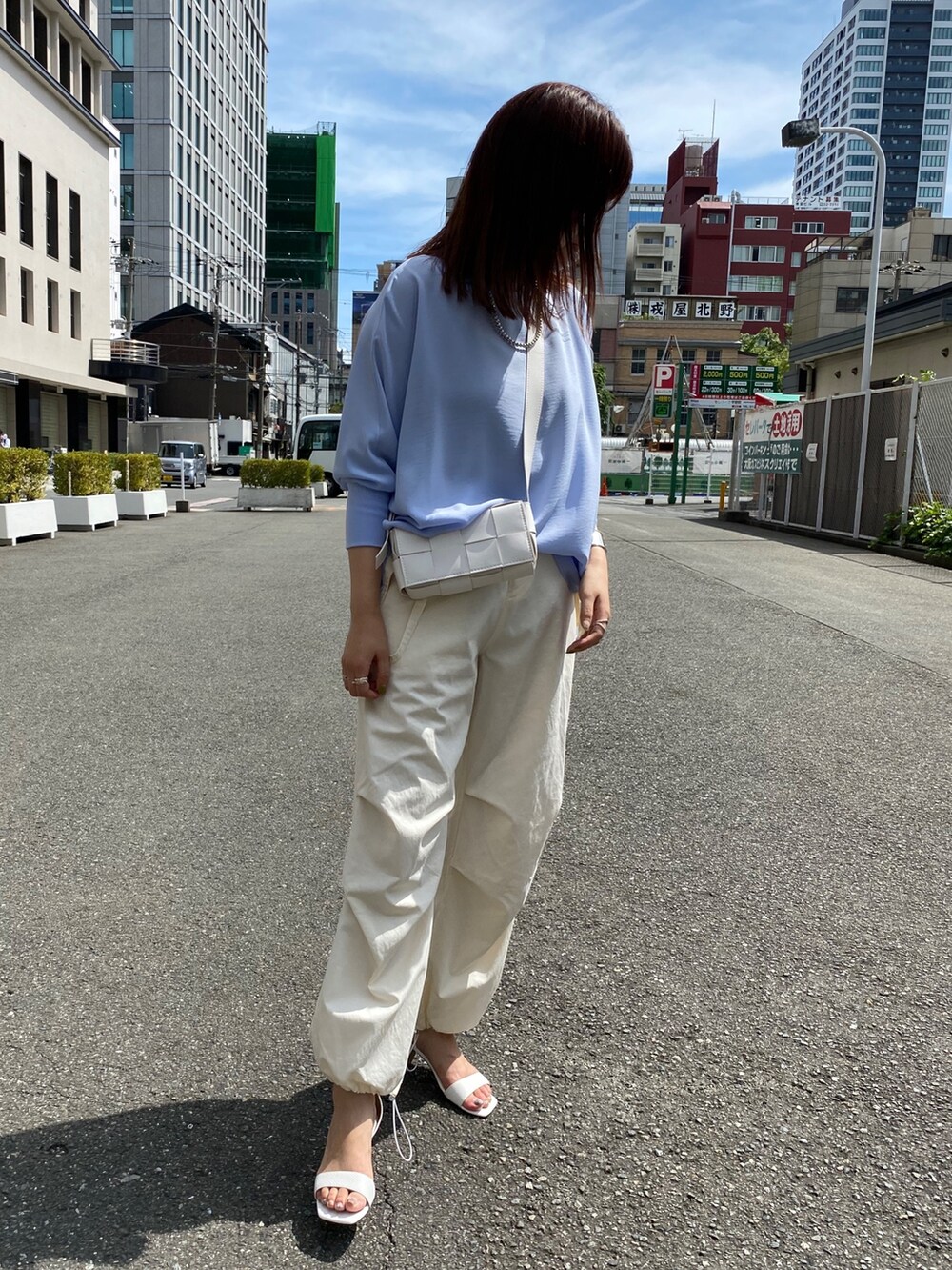 ブルー系のシャツ/ブラウス、ホワイト系のその他パンツ、ホワイト系のトートバッグを着用したレディースの夏コーディネートの4枚目の写真