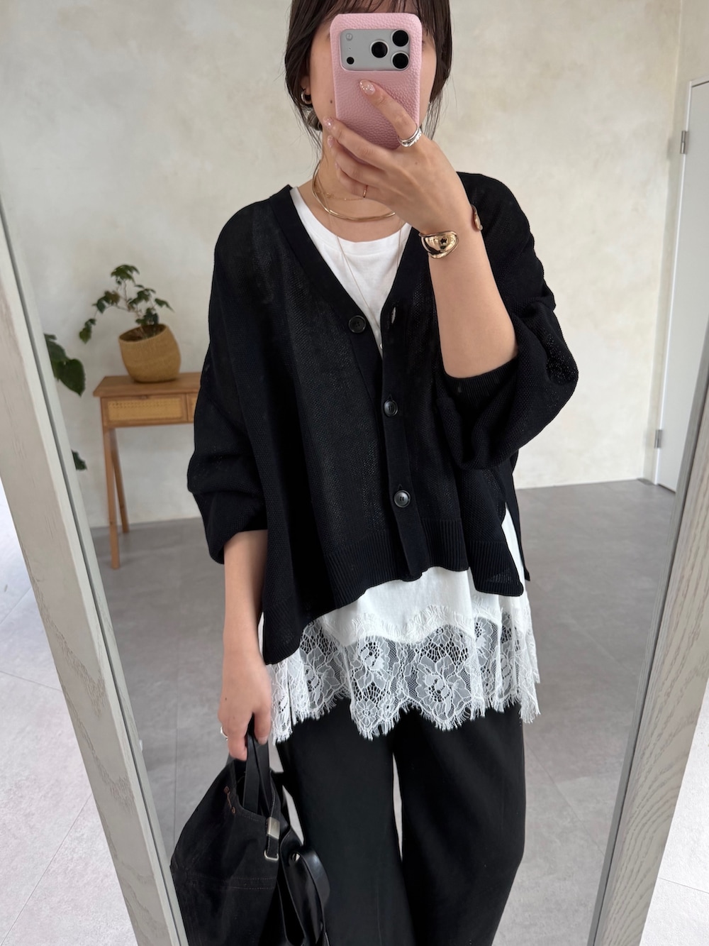 ブラック系のカーディガン/ボレロ、ホワイト系のTシャツ/カットソー、ブラック系のその他パンツを着用したレディースの夏コーディネートの2枚目の写真