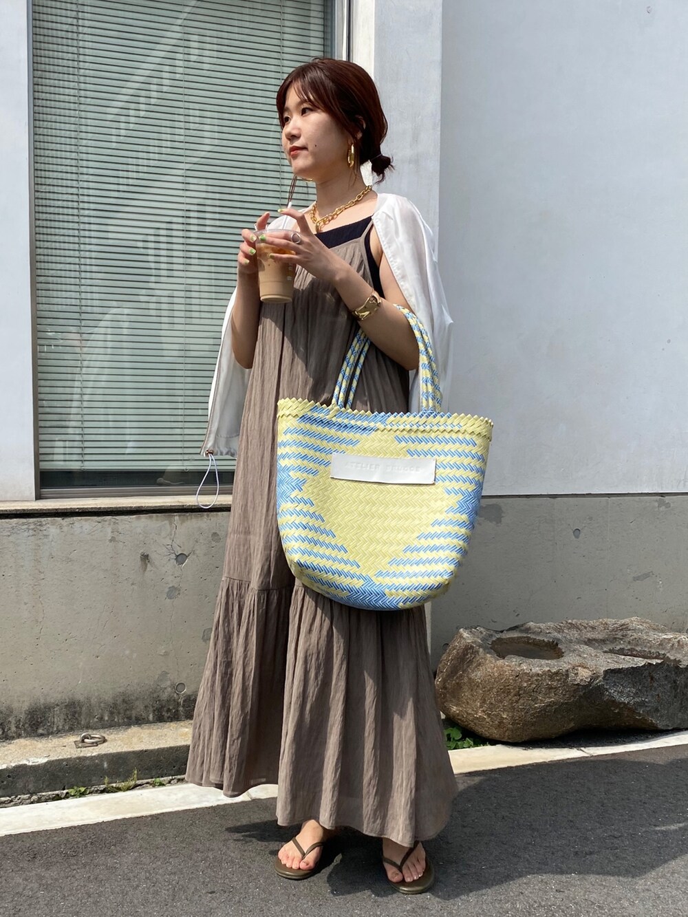 ホワイト系のその他アウター、イエロー系のかごバッグを着用したレディースの夏コーディネートの7枚目の写真