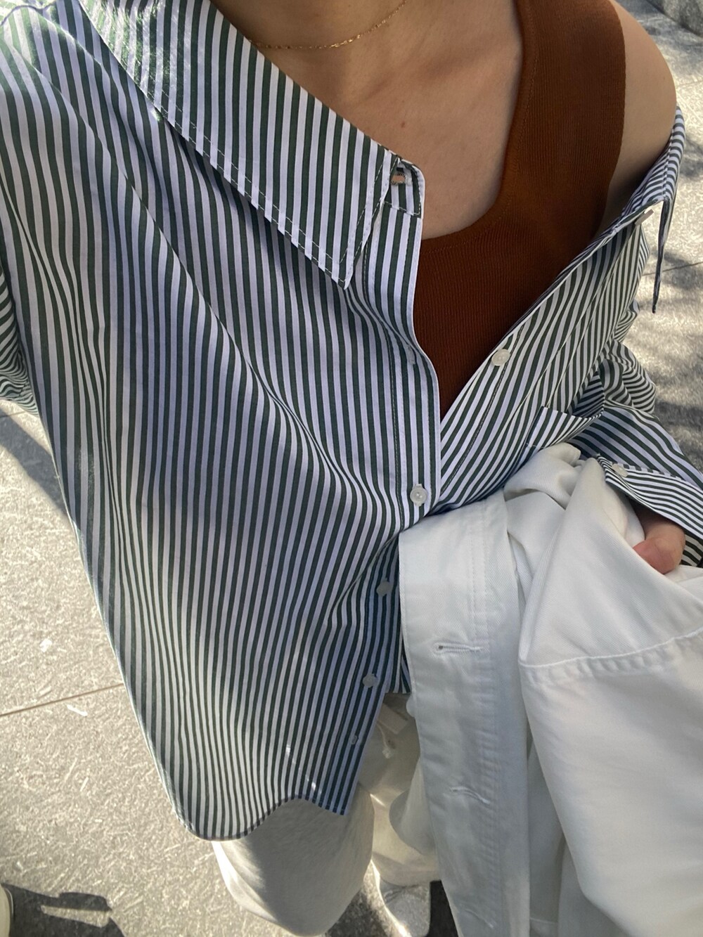 グリーン系のシャツ/ブラウス、ブラウン系のタンクトップ、ベージュ系のその他パンツを着用したレディースの春コーディネートの9枚目の写真