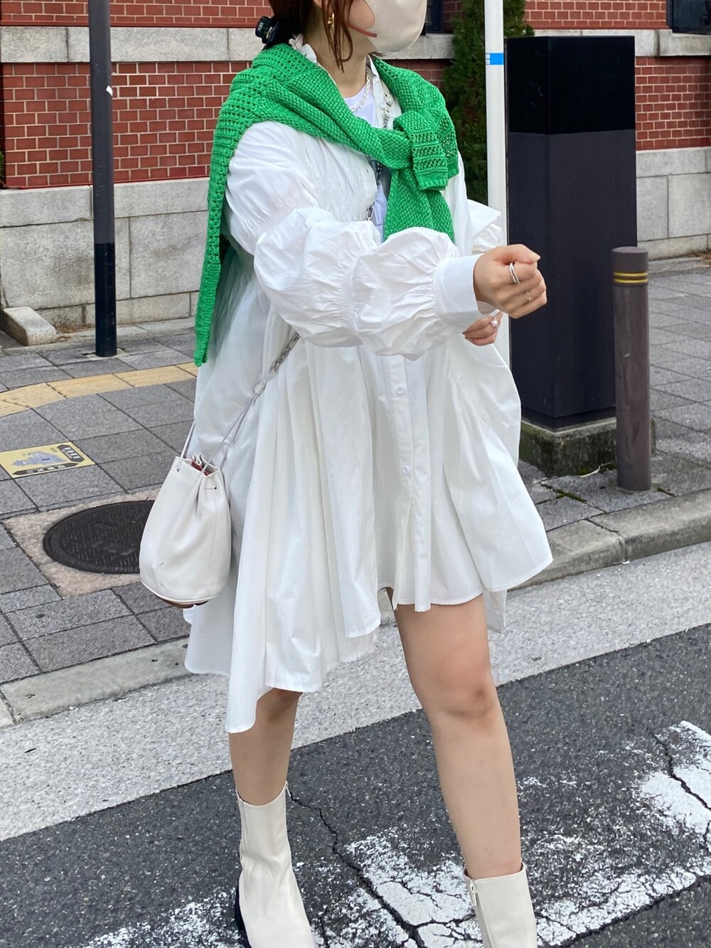 ホワイト系のワンピース/ドレス、グレー系のTシャツ/カットソー、グリーン系のニット/セーターを着用したレディースの春コーディネートの5枚目の写真
