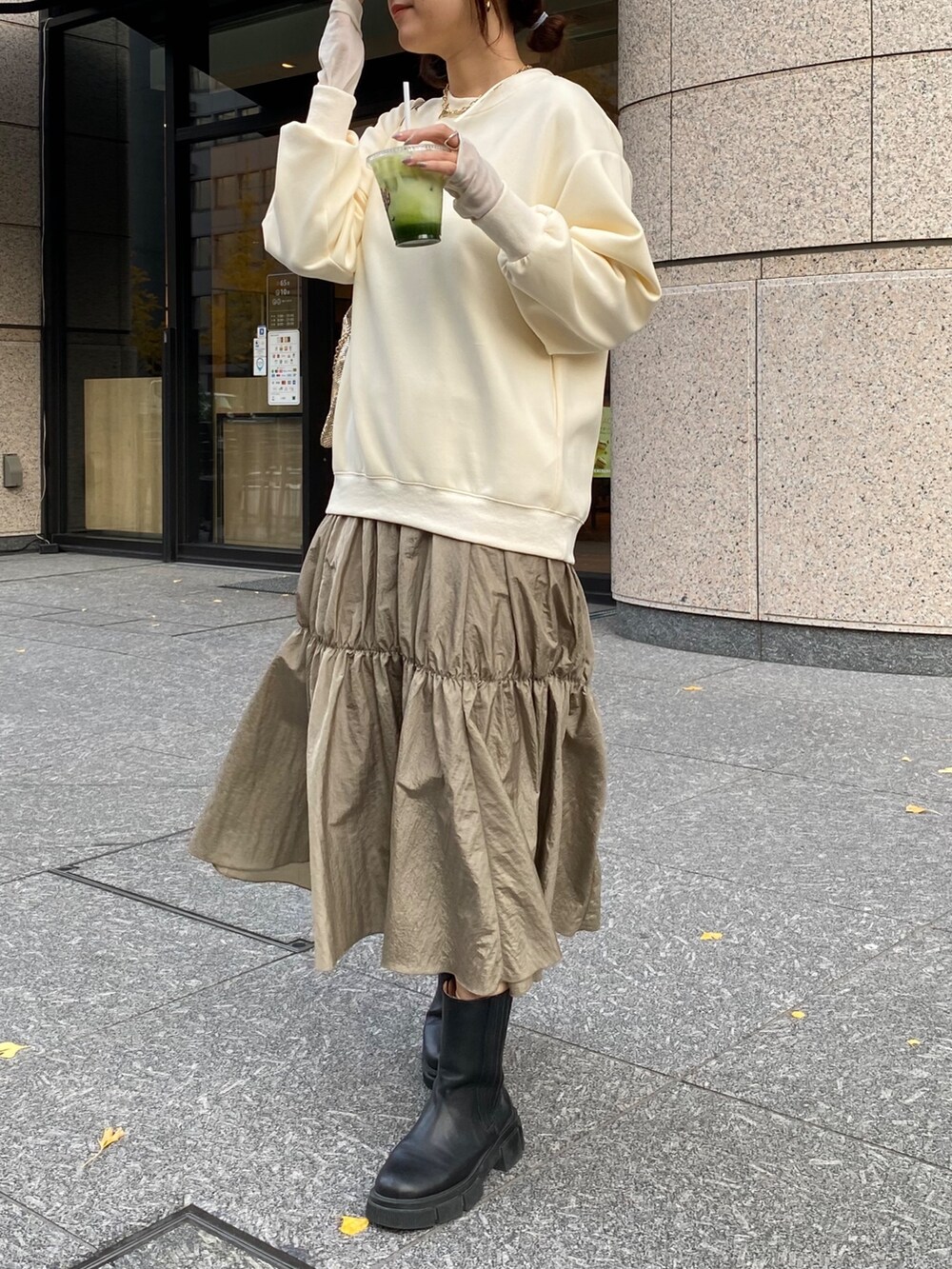 ホワイト系のダウンジャケット/コート、ゴールド系のショルダーバッグ、ホワイト系のワンピースを着用したレディースの冬コーディネートの2枚目の写真