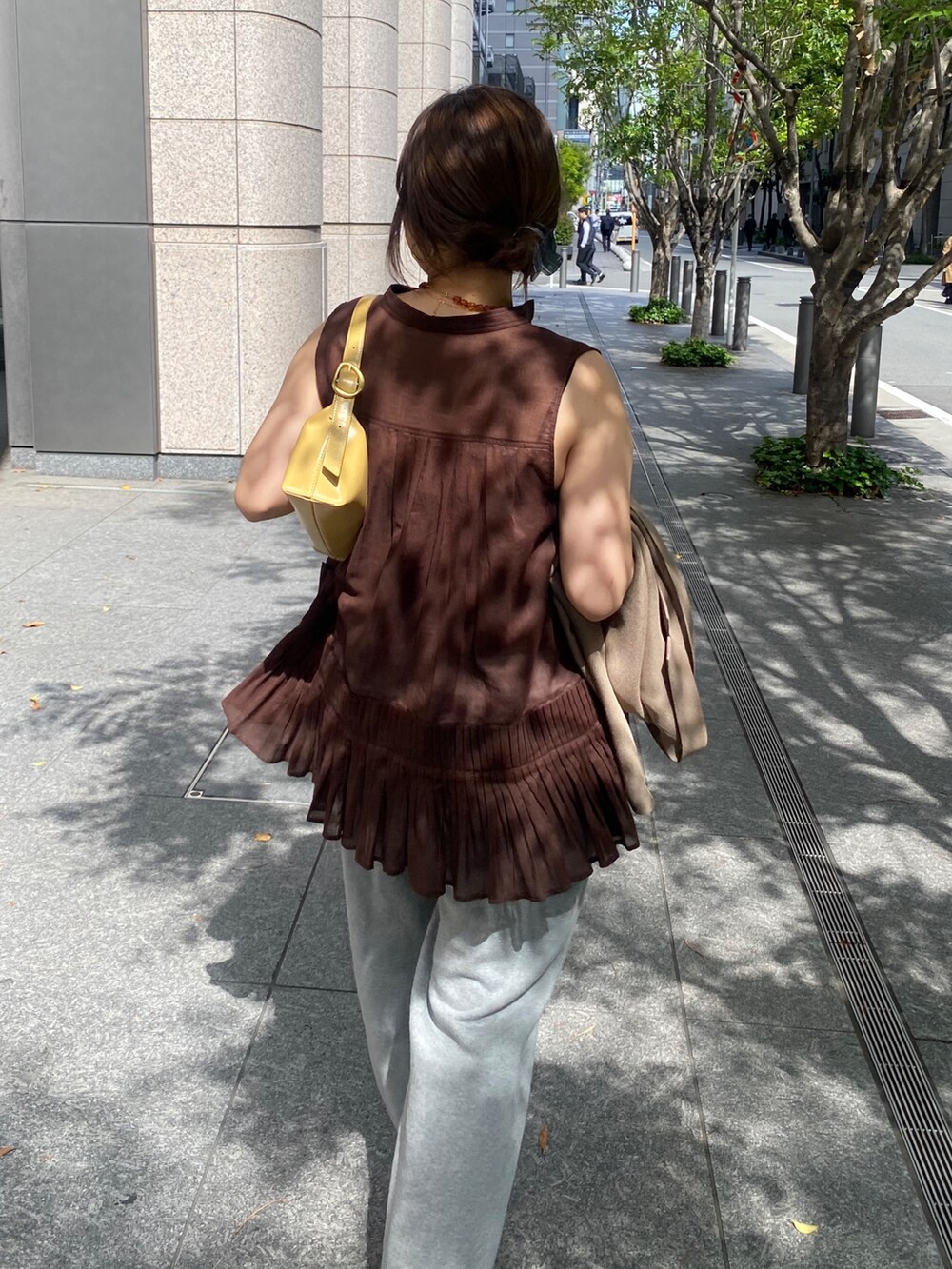 ブラウン系のシャツ/ブラウス、グレー系のその他パンツ、ブラウン系のテーラードジャケットを着用したレディースの春コーディネートの9枚目の写真