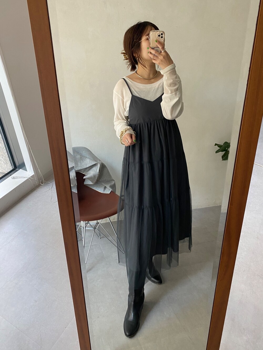 ブルー系のデニムジャケット、グレー系のワンピース、グレー系のパーカーを着用したレディースの春コーディネートの9枚目の写真