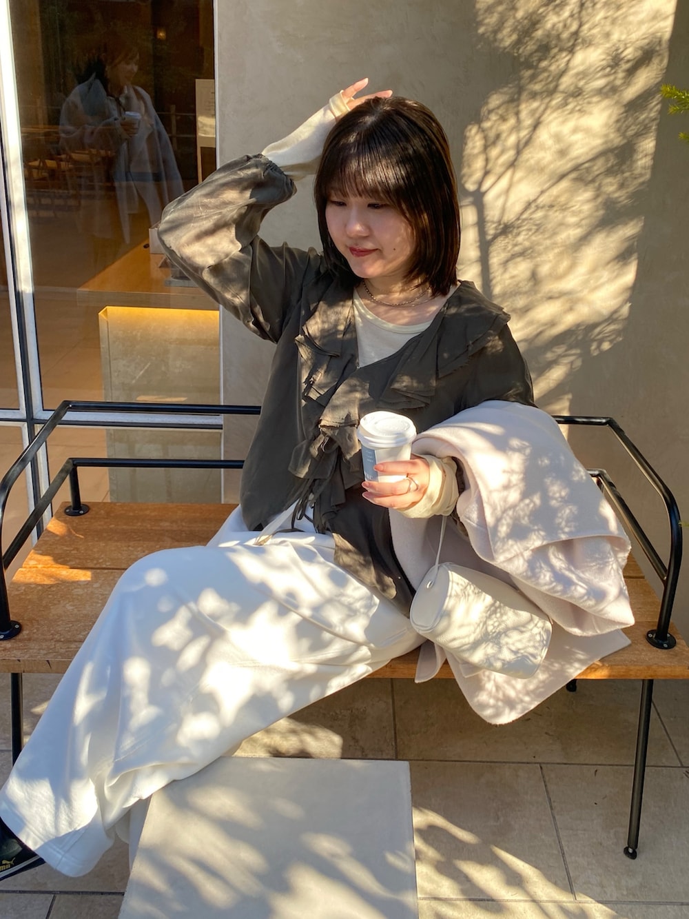 ホワイト系のその他アウター、グリーン系のシャツ/ブラウス、イエロー系のTシャツ/カットソーを着用したレディースの春コーディネートの2枚目の写真