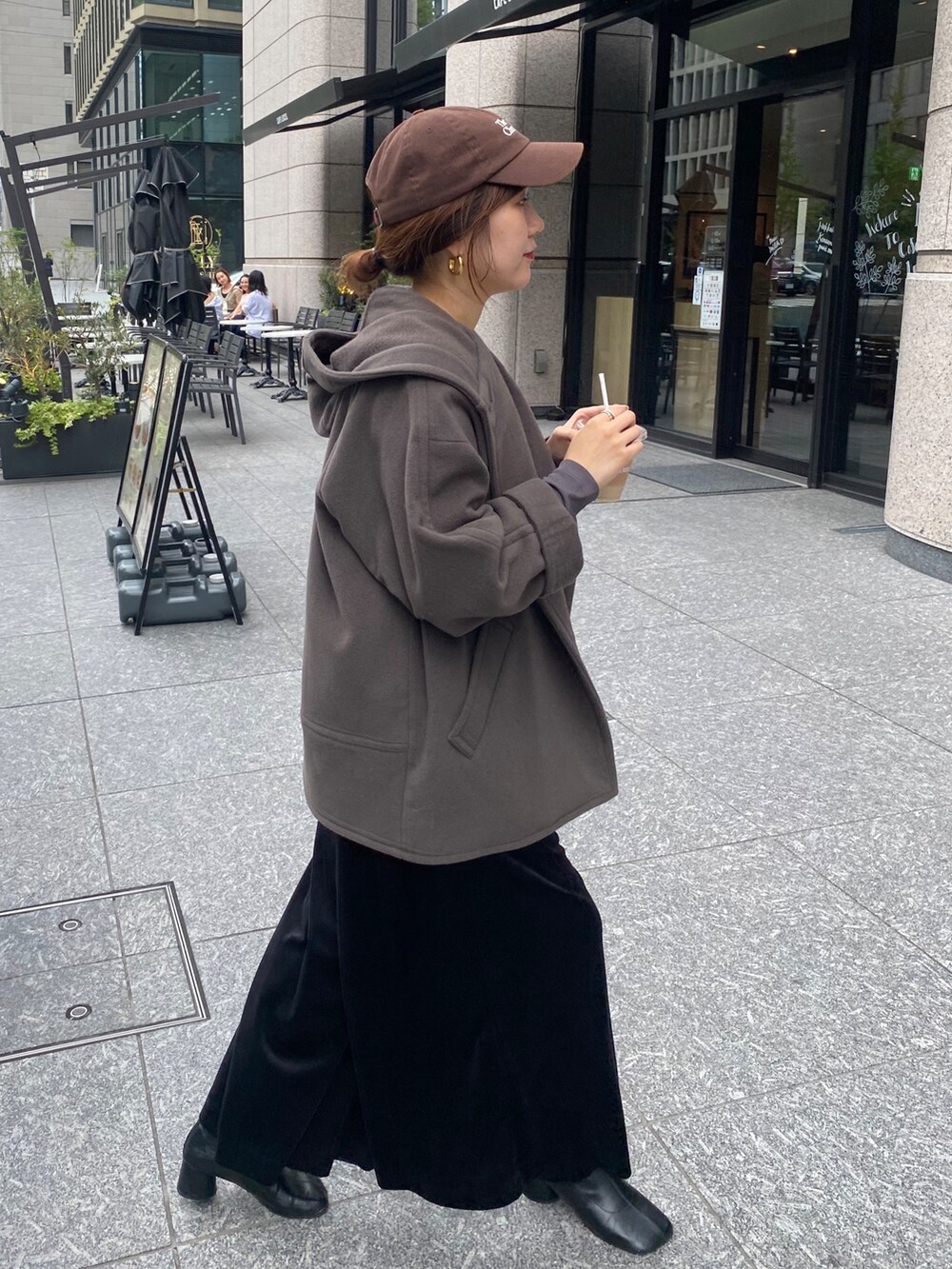 ブラウン系のその他アウター、ブラック系のサロペット/オーバーオールを着用したレディースの冬コーディネートの3枚目の写真