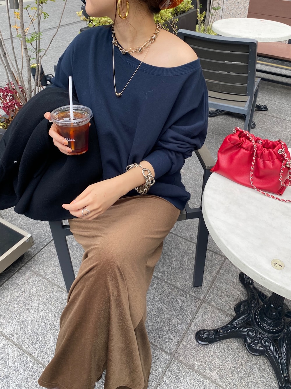 ブルー系のスウェット、ブラウン系のブーツ、レッド系のショルダーバッグを着用したレディースの秋コーディネートの10枚目の写真