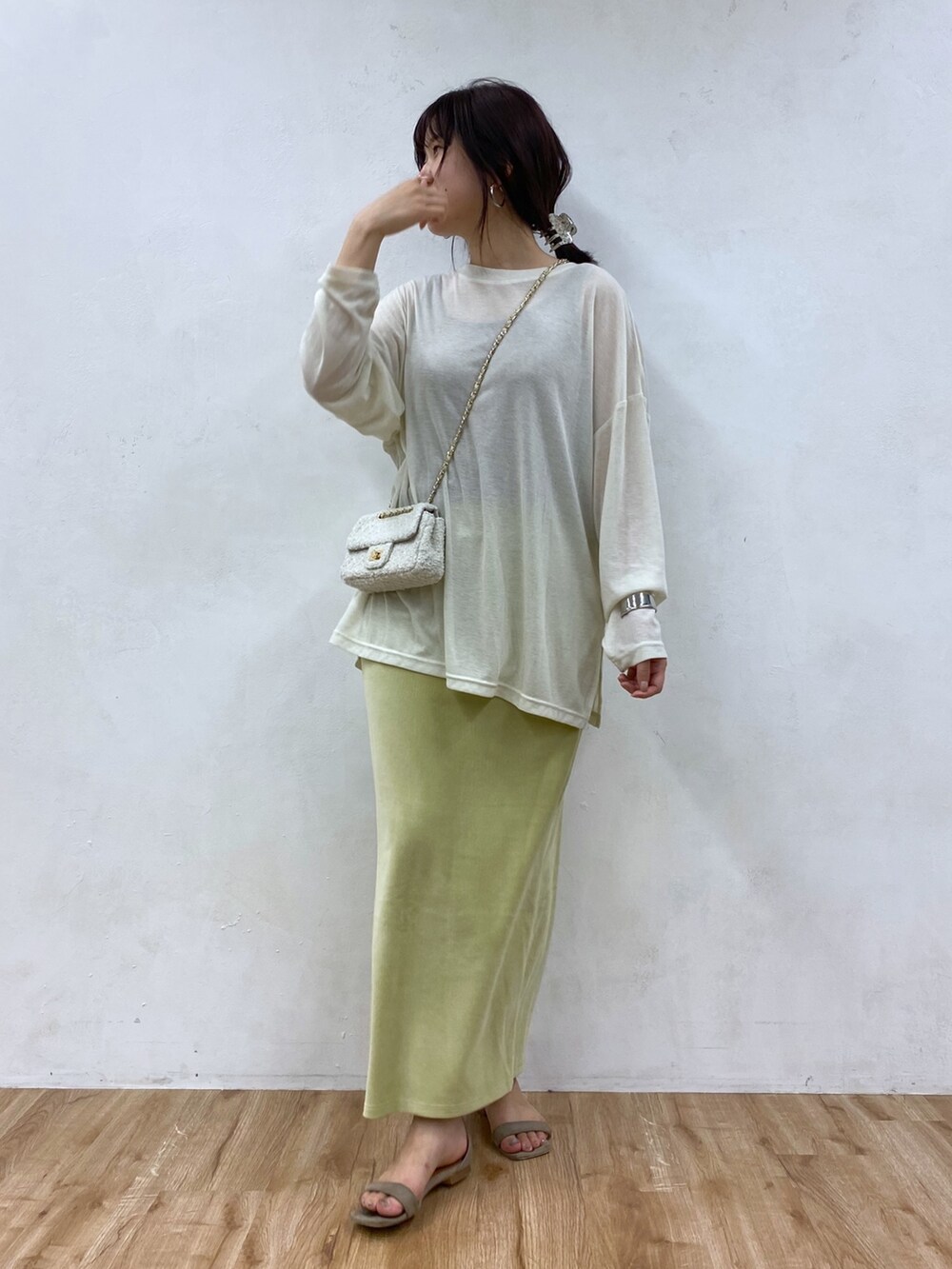 ホワイト系のTシャツ/カットソー、グリーン系のスカート、ホワイト系のショルダーバッグを着用したレディースの夏コーディネートの3枚目の写真