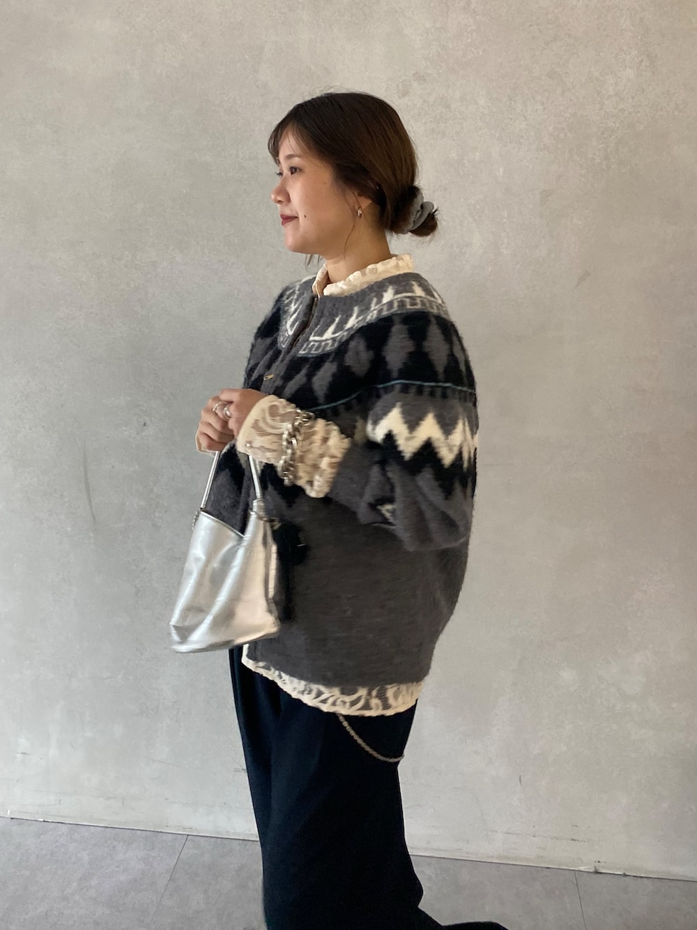 グレー系のカーディガン/ボレロ、ホワイト系のシャツ/ブラウス、ブルー系のスラックスを着用したレディースの冬コーディネートの6枚目の写真