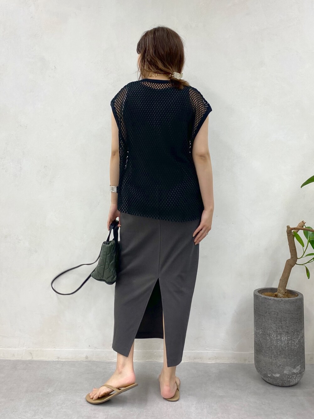 ブラック系のワンピース、ベージュ系のその他シューズ、ゴールド系のネックレスを着用したレディースの夏コーディネートの4枚目の写真