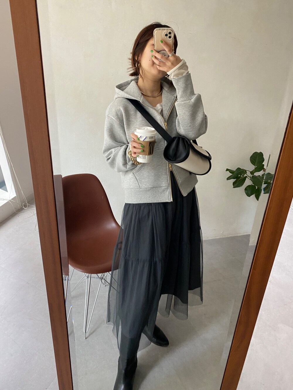 ブルー系のデニムジャケット、グレー系のワンピース、グレー系のパーカーを着用したレディースの春コーディネートの7枚目の写真