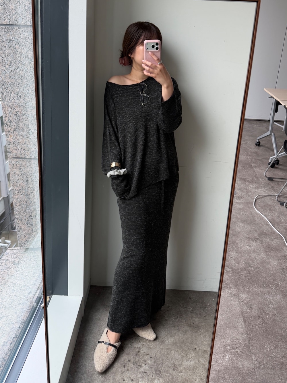 グレー系のニット/セーター、グレー系のスカート、ベージュ系のパンプスを着用したレディースの秋コーディネートの5枚目の写真