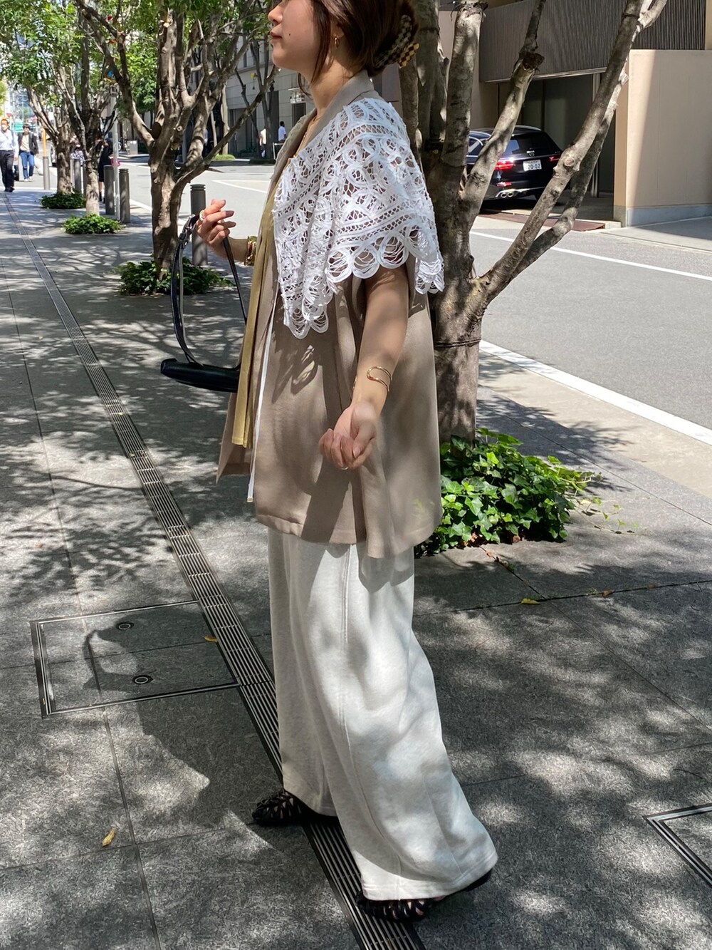 ベージュ系のシャツ/ブラウス、ベージュ系のその他パンツ、イエロー系のショルダーバッグを着用したレディースの夏コーディネートの2枚目の写真