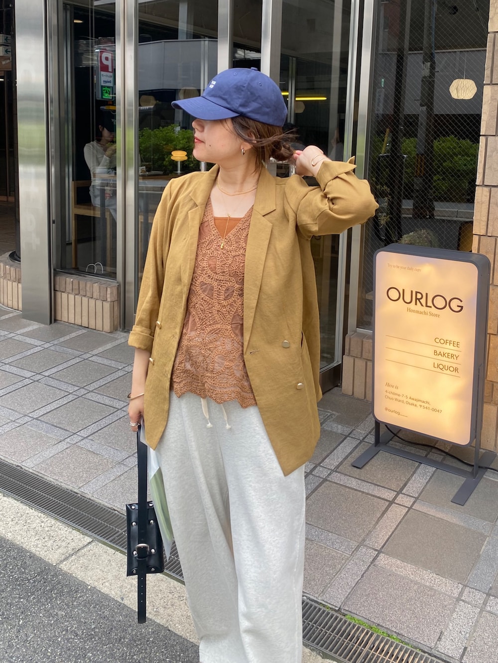 イエロー系のテーラードジャケット、イエロー系のシャツ/ブラウス、ブラウン系のタンクトップを着用したレディースの夏コーディネートの4枚目の写真