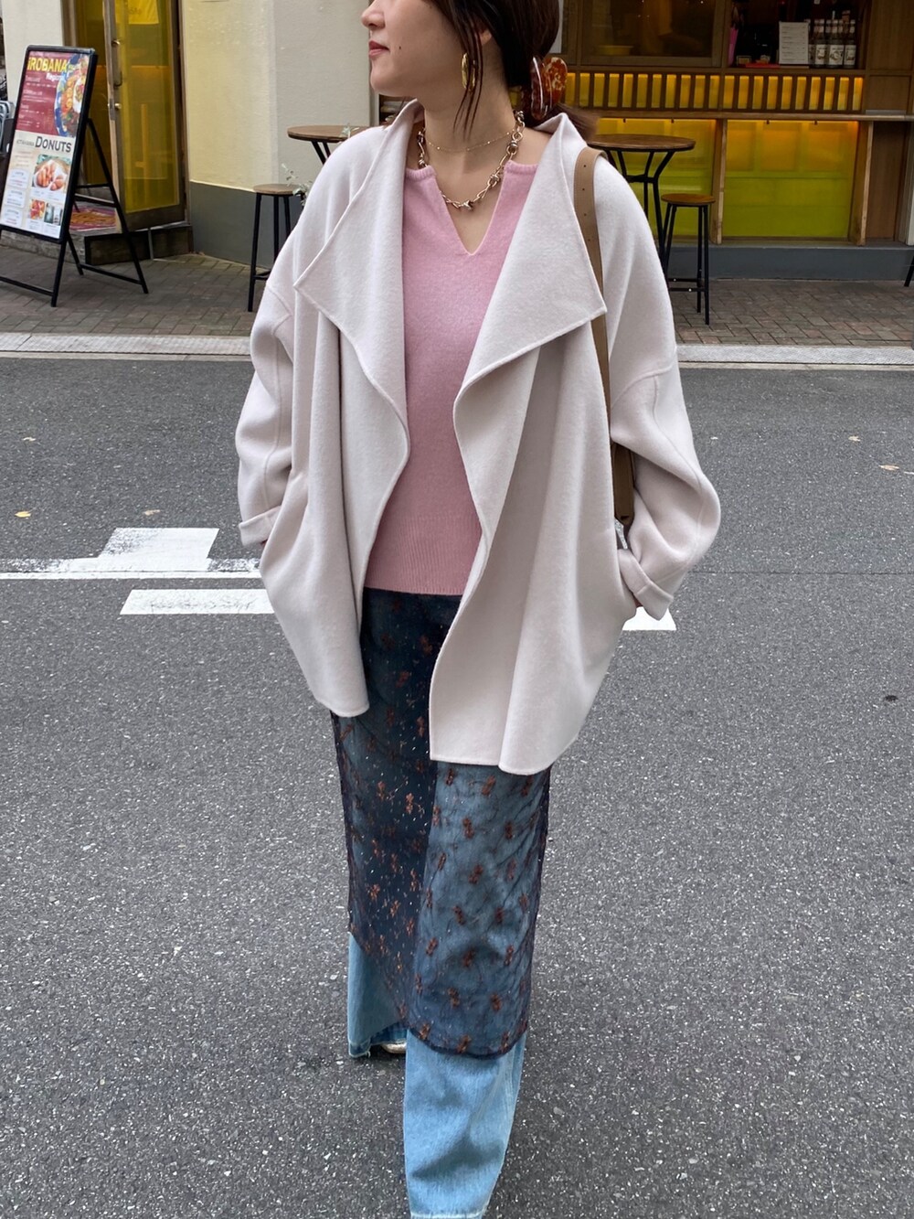 ホワイト系のその他アウター、ピンク系のニット/セーター、ブラック系のスカートを着用したレディースの冬コーディネートの5枚目の写真