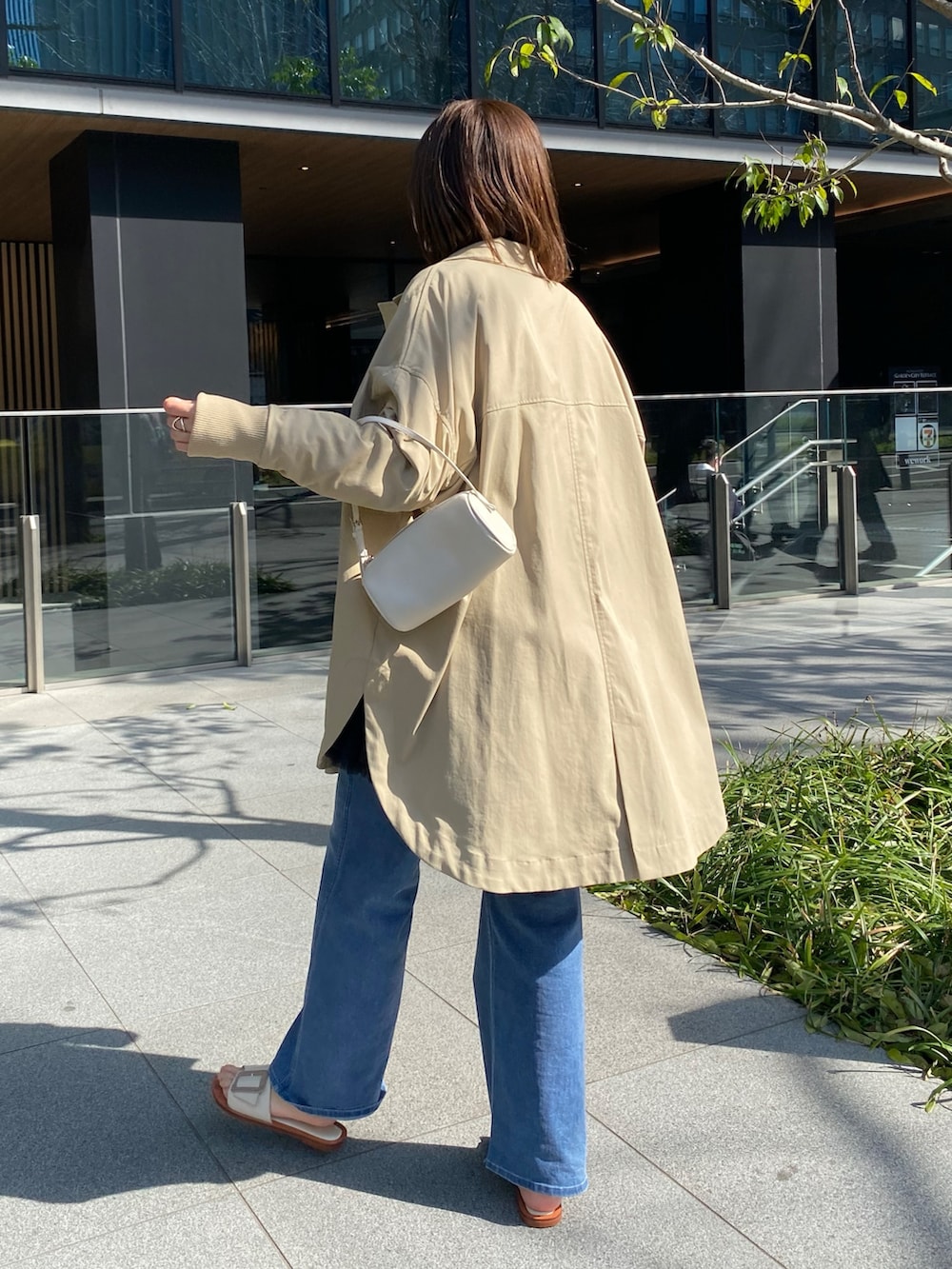 ブルー系のニット/セーター、ブラック系のシャツ/ブラウス、ブルー系のデニムパンツを着用したレディースの春コーディネートの6枚目の写真