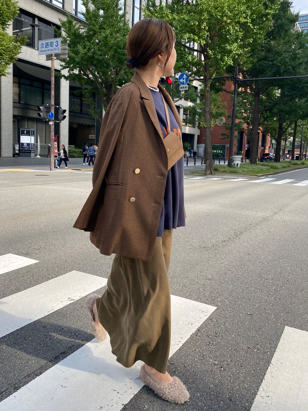 ブルー系のニット/セーター、グリーン系のスカート、ブラウン系のテーラードジャケットを着用したレディースの秋コーディネートの7枚目の写真